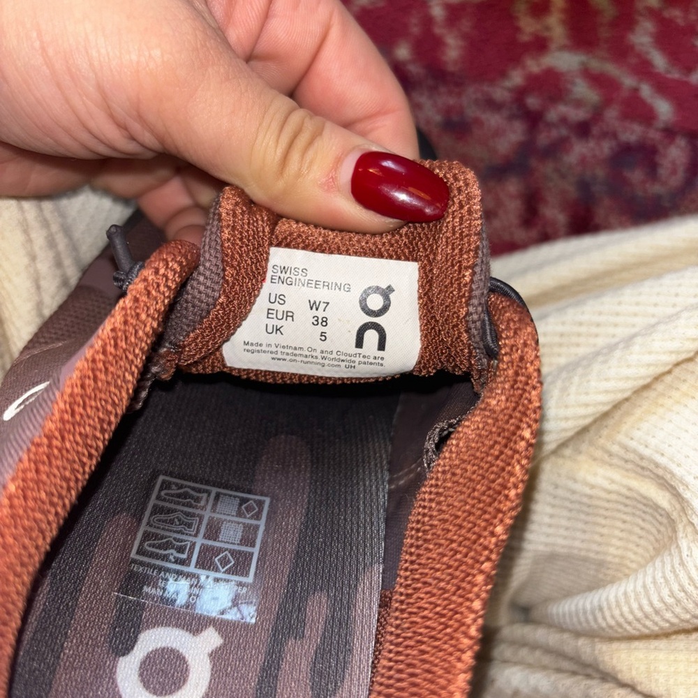 On Running Red and Black sneakers - Picture 5 of 5